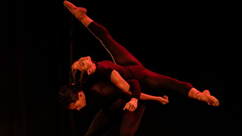 Cena do espetáculo “Gala Brusco”, que faz parte do repertório da Cia. Thiago Soares - Divulgação/Cainã Dittrich