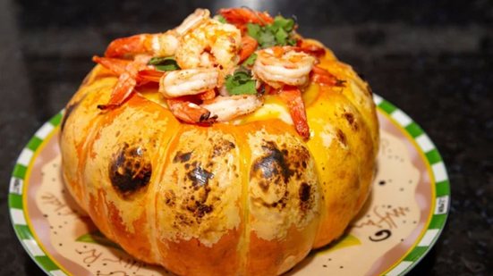 Camarão na moranga é uma forma diferente e sofisticada de servir o prato para o Dia das Mães - Reprodução / Tudo Gostoso