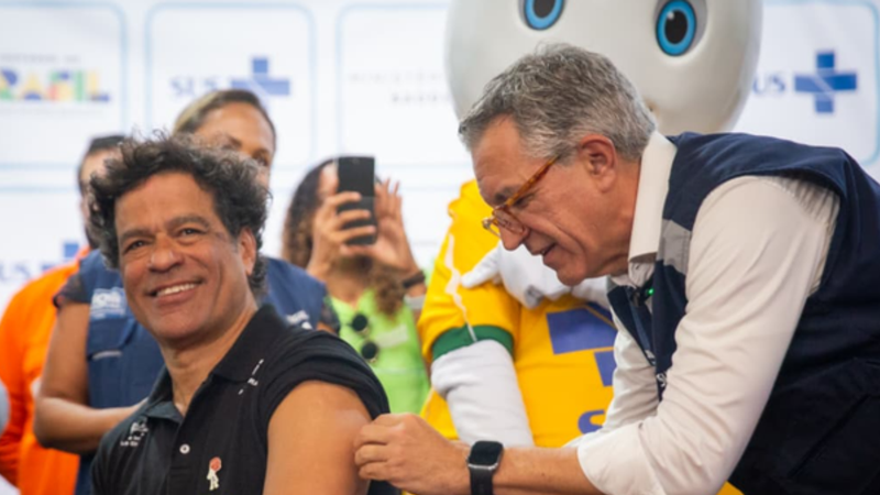Em evento de lançamento da campanha, o ministro da Saúde aplicou a vacina no ex-jogador de futebol Raí - Rafael Nascimento/MS