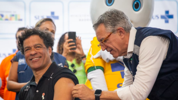 Em evento de lançamento da campanha, o ministro da Saúde aplicou a vacina no ex-jogador de futebol Raí - Rafael Nascimento/MS
