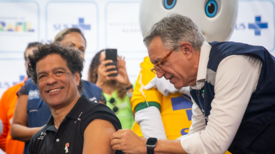 Em evento de lançamento da campanha, o ministro da Saúde aplicou a vacina no ex-jogador de futebol Raí - Rafael Nascimento/MS