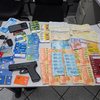 Cartões do Bolsa Família e dinheiro apreendidos com suspeito - SSP-SE/Divulgação