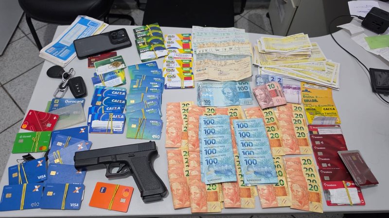 Cartões do Bolsa Família e dinheiro apreendidos com suspeito - SSP-SE/Divulgação