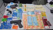 Cartões do Bolsa Família e dinheiro apreendidos com suspeito - SSP-SE/Divulgação