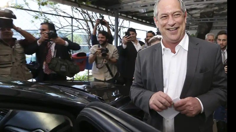 Ciro Gomes diz  que recebeu o convite para ser candidato a presidência com “honra e alegria” - Valter Campanato/Agência Brasil