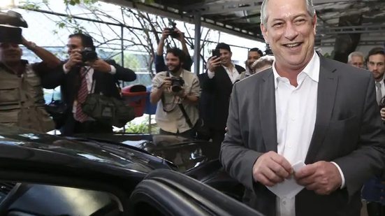 Ciro Gomes diz  que recebeu o convite para ser candidato a presidência com “honra e alegria” - Valter Campanato/Agência Brasil