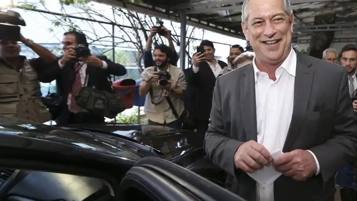 Ciro Gomes diz  que recebeu o convite para ser candidato a presidência com “honra e alegria” - Valter Campanato/Agência Brasil