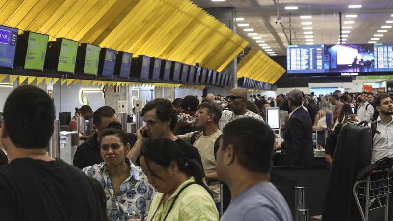 Passageiros tentam remarcar passagens após pane em Congonhas - Renato S. Cerqueira/Ato Press/Estadão Conteúdo