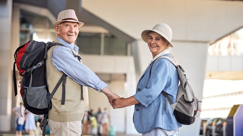74% dos brasileiros nessa faixa etária não sentem que as viagens são pensadas para eles - Envato