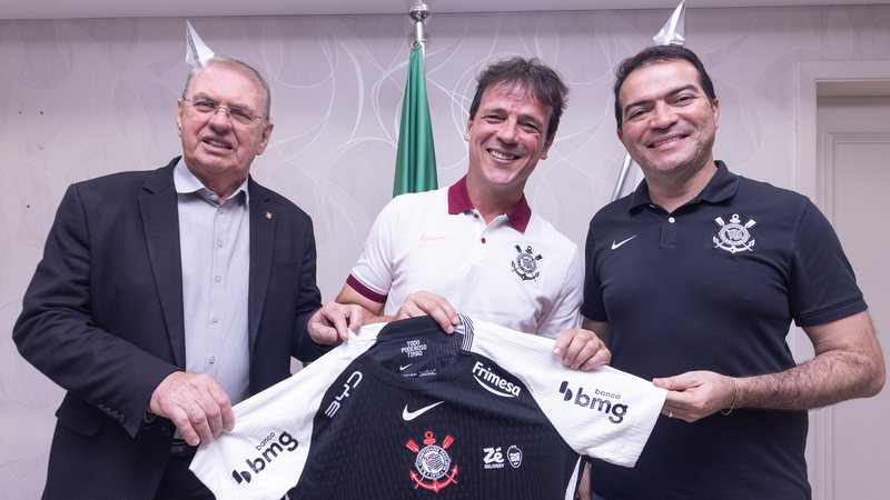 Fernando Diniz (ao centro) segura camisa de quando era jogador do Corinthians - Rodrigo Coca/Agência Corinthians