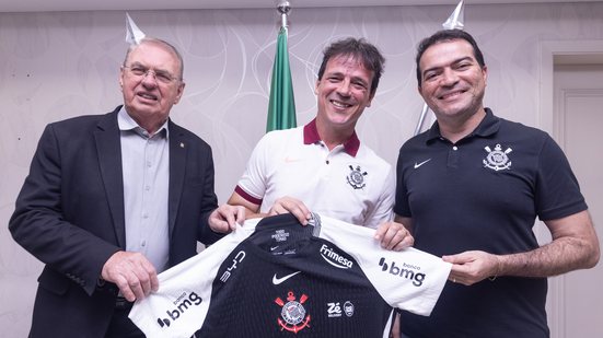 Fernando Diniz (ao centro) segura camisa de quando era jogador do Corinthians - Rodrigo Coca/Agência Corinthians