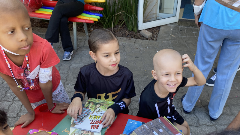 Enquanto aguardam o atendimento, crianças brincam e desenham nas mesas do centro de oncologia - Emanuele Almeida/VIVA