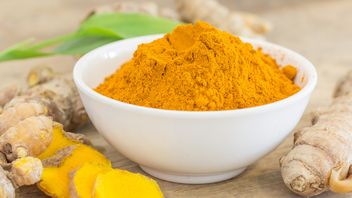 Decisão ocorreu após avaliações de agências de saúde internacionais identificarem casos suspeitos de toxicidade e danos hepáticos ligados ao consumo de suplementos de cúrcuma - Freepik
