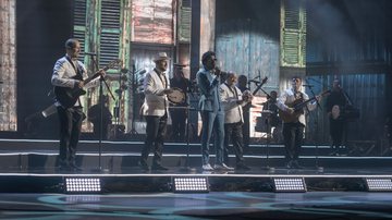 Demônios da Garoa e Seu Jorge cantando "Despejo na Favela", de Adoniran Barbosa - Divulgação