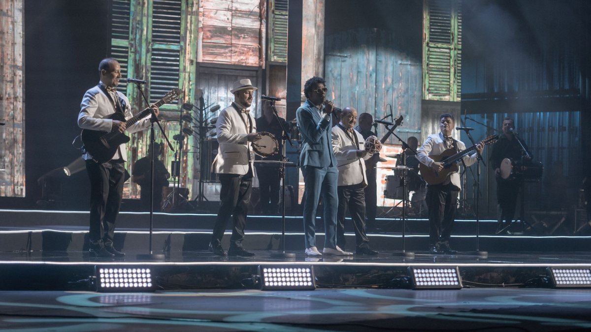 Demônios da Garoa e Seu Jorge cantando "Despejo na Favela", de Adoniran Barbosa - Divulgação