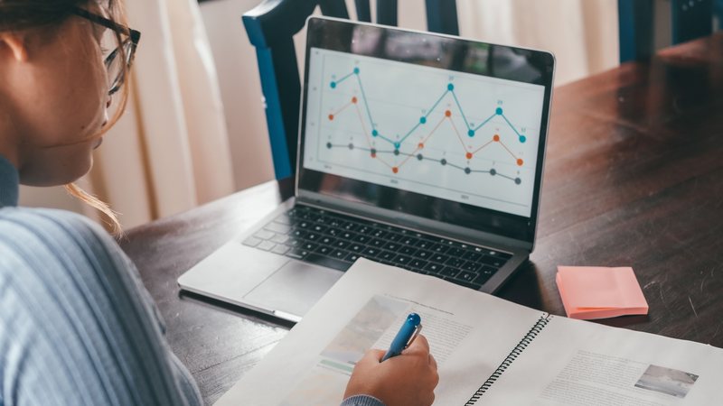 Ação da B3 pretende atingir 7 milhões de pessoas - Envato