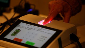 Eleitores fora do município onde votam podem pedir transferência temporária até 20 de agosto para votar em outra cidade nas eleições - Paulo Pinto/Agência Brasil