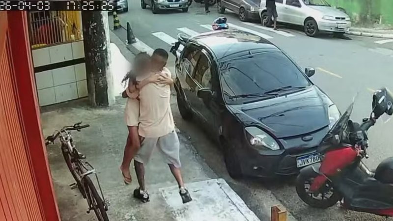 Pai abraça filha após ela escapar de motorista que matou 2 crianças em Diadema na Grande São Paulo - Reprodução/TV Globo