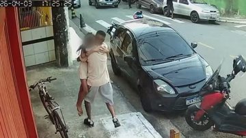 Pai abraça filha após ela escapar de motorista que matou 2 crianças em Diadema na Grande São Paulo - Reprodução/TV Globo