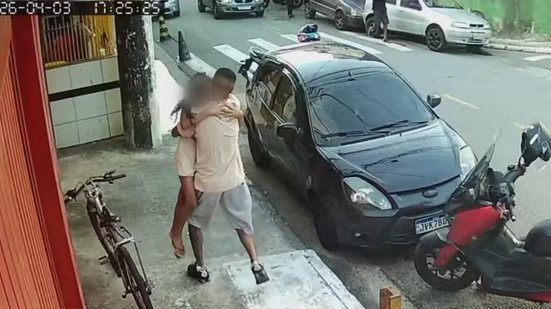 Pai abraça filha após ela escapar de motorista que matou 2 crianças em Diadema na Grande São Paulo - Reprodução/TV Globo
