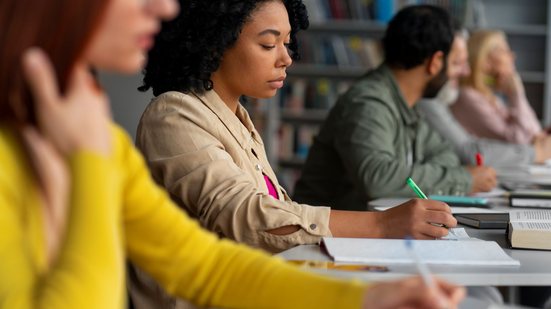 Quem tem formação universitária é, na maioria das vezes, admitido com salário muito superior, mostra pesquisa - Freepik