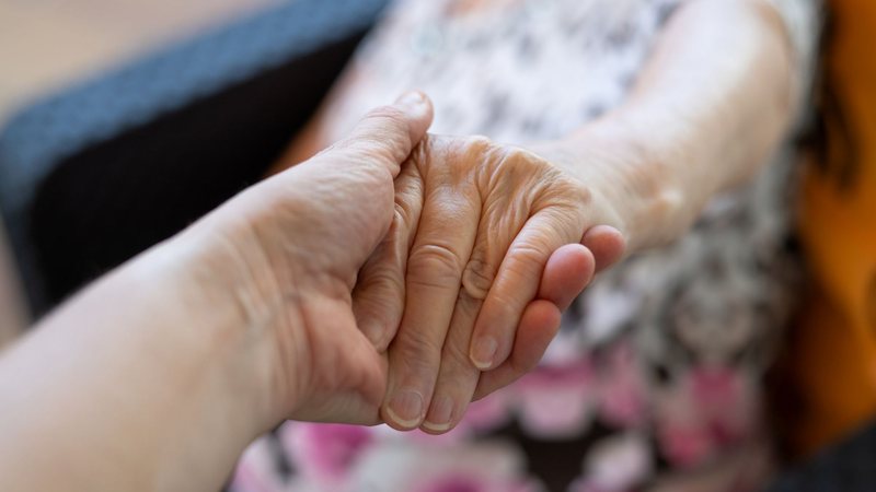 Controle precoce de sintomas, suporte à família e possibilidade de planejar decisões são vantagens dos cuidados paliativos - Envato