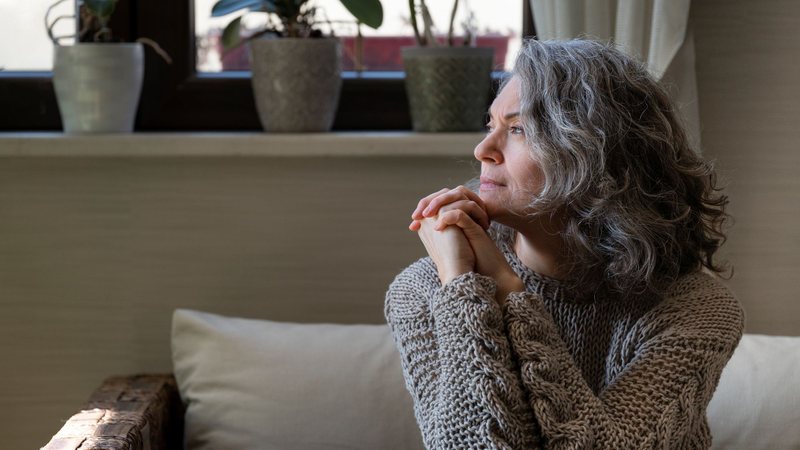 Em algumas regiões do País, as mulheres 60+ chegam a representar até 59% do total de pessoas morando sozinhas - Freepik