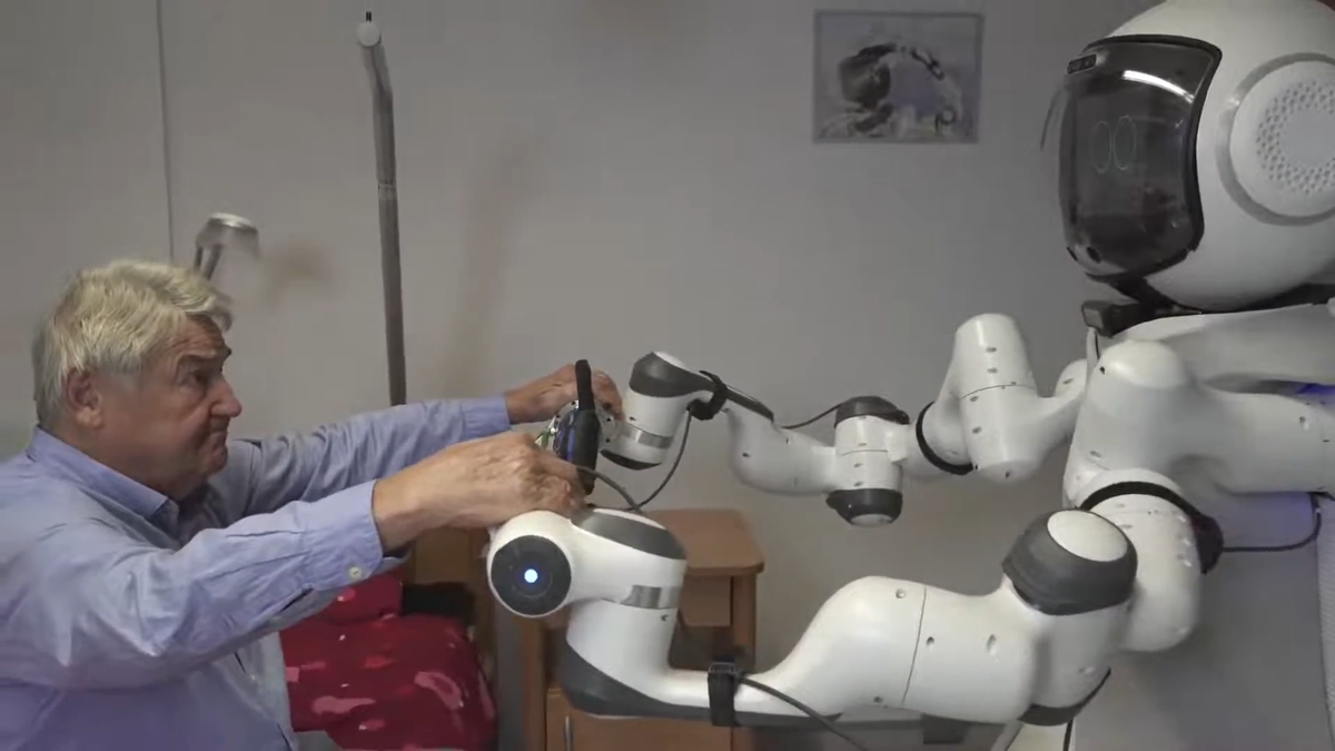 O robô Garmi foi criado pela Universidade Técnica de Munique e é um dos exemplos mais avançados de robôs cuidadores - Reprodução - MIRMI - Robotics and Machine Intelligence