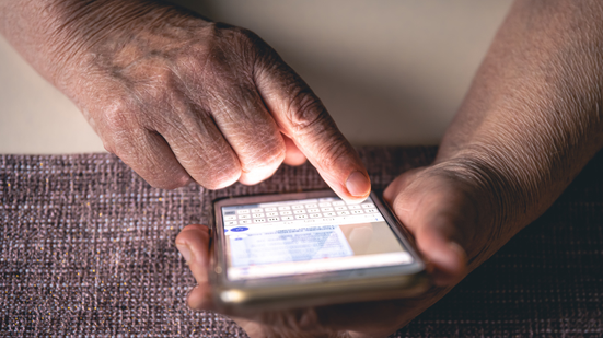 A população idosa é o alvo preferencial e dados mostram que pessoas com mais de 60 anos chegam a perder cinco vezes mais dinheiro - Freepik