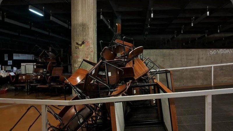 Piquete feito por estudantes na Faculdade de Arquitetura e Urbanismo e de Design da USP - Reprodução/@caiohuanca via Instagram