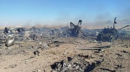 Irã afirmou que destruiu dois aviões de transporte C-130 e dois helicópteros Black Hawk dos Estados Unidos - Reprodução/X