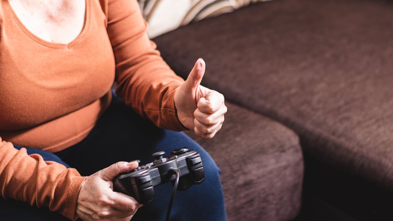 Jogos também são um hobby popular entre os 90+ - Adobe Stock