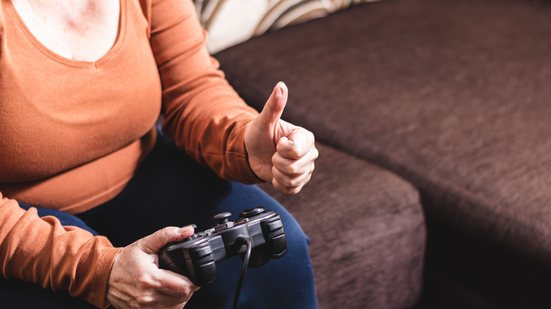 Jogos também são um hobby popular entre os 90+ - Adobe Stock