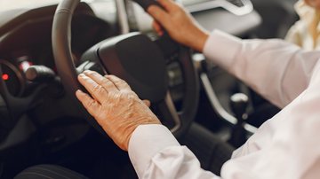 Motoristas com 70 anos ou mais precisam realizar exames a cada 3 anos - Banco de Imagens / Freepik
