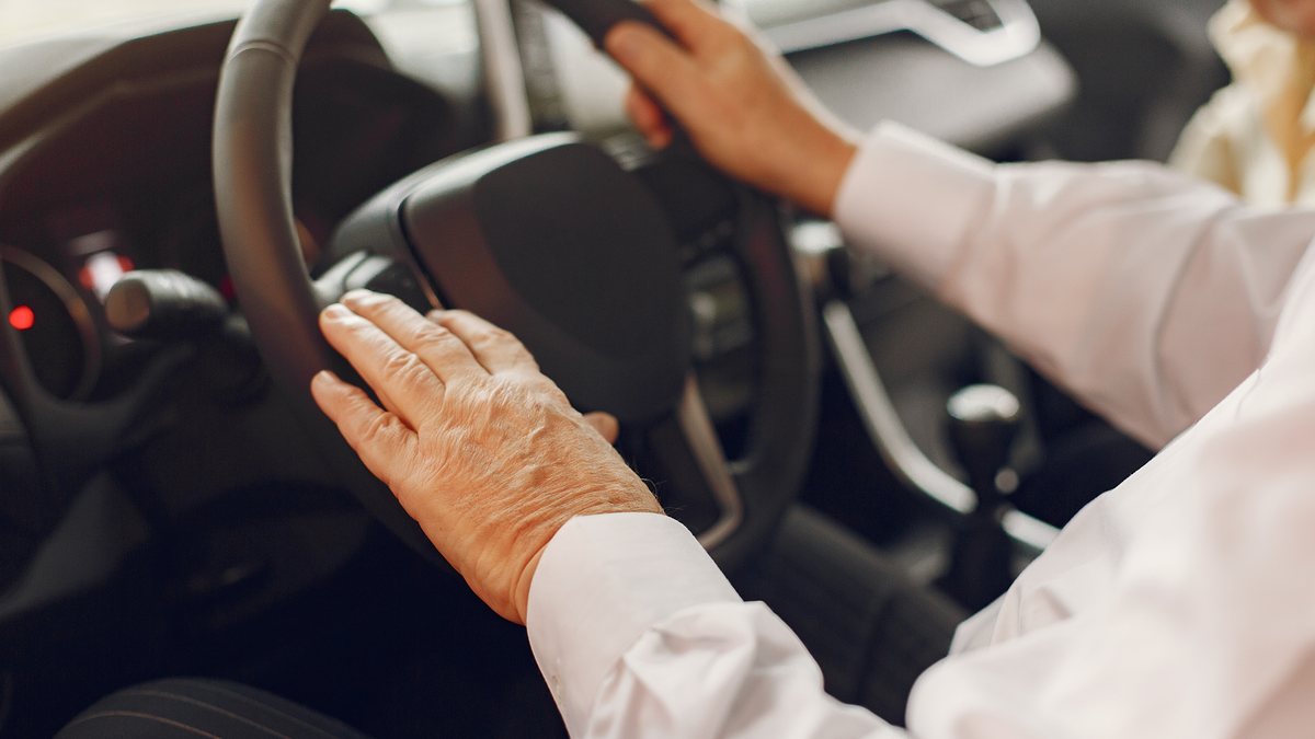 Motoristas com 70 anos ou mais precisam realizar exames a cada 3 anos - Banco de Imagens / Freepik