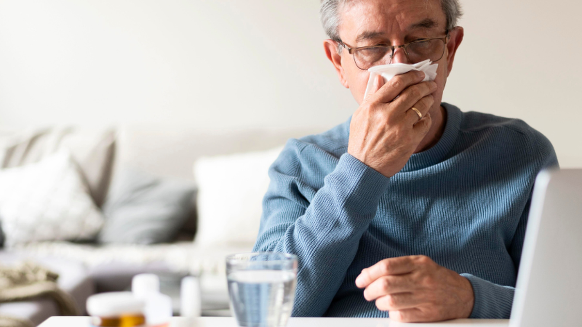 População idosa e pessoas com comorbidades se vacinem o quanto antes - Freepik