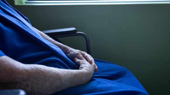 O indicador de Expectativa de Vida Ajustada pela Saúde (HALE, em inglês) revela desigualdades no envelhecer - Envato