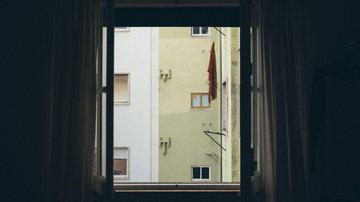Para abrir uma janela virada para o terreno vizinho, o imóvel não pode estar a menos a 1,5 m - Banco de Imagens / Pexels