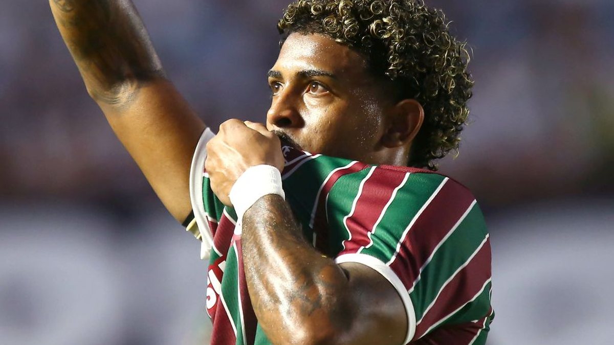 John Kennedy, do Fluminense, comemora gol em partida contra o Santos - Maurício de Souza/Agif - Agência de Fotografia/Estadão Conteúdo
