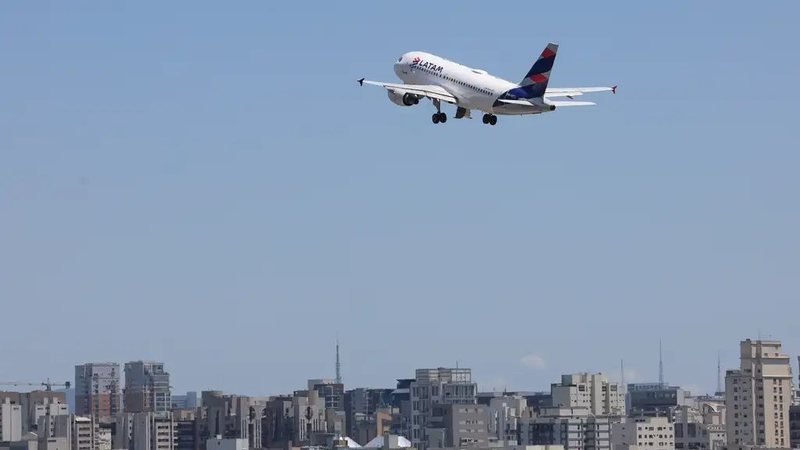 Latam disse que o pouso ocorreu em segurança e passageiros foram realocados - Adobe Stock