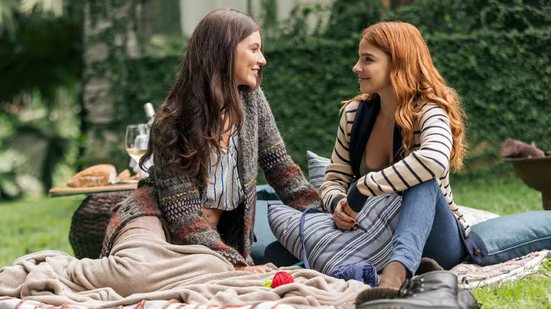 Lorena (Alanis Guillen) e Juquinha (Gabriela Medvedovsky) em cena de Três Graças - Beatriz Damy/ Globo