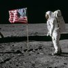 Astronauta ao lado da bandeira dos EUA na superfície da Lua em 20 de julho de 1969, durante a histórica missão Apollo 11 - Divulgação/NASA
