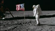 Astronauta ao lado da bandeira dos EUA na superfície da Lua em 20 de julho de 1969, durante a histórica missão Apollo 11 - Divulgação/NASA