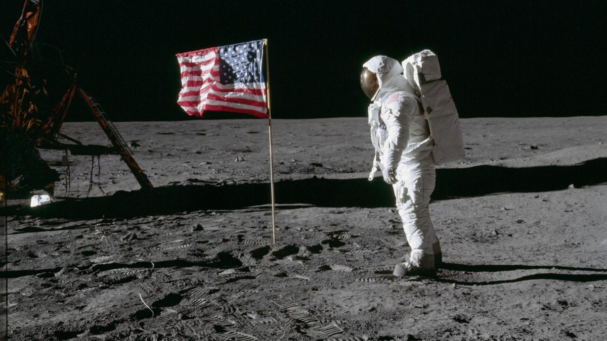 Astronauta ao lado da bandeira dos EUA na superfície da Lua em 20 de julho de 1969, durante a histórica missão Apollo 11 - Divulgação/NASA
