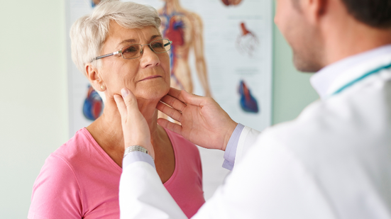 A tireoide produz os hormônios T3 (triiodotironina) e T4 (tiroxina), que agem regulando o metabolismo e garantindo o bom funcionamento de órgãos vitais - Freepik