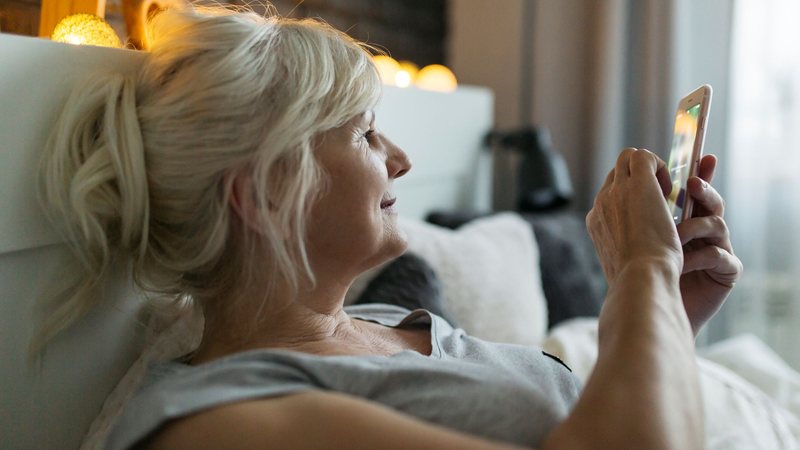 Usar celular antes de dormir ou deixar a televisão ligada podem dificultar o início do sono - Freepik