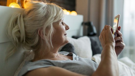 Usar celular antes de dormir ou deixar a televisão ligada podem dificultar o início do sono - Freepik