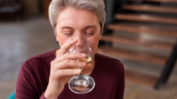 Beber todo dia eleva risco de câncer de mama e piora menopausa, dizem estudos