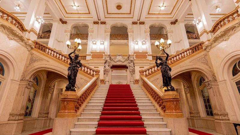 A escadaria no saguão de entrada do Theatro Municipal - Divulgação/Rafael Salvador