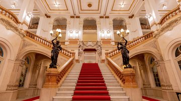 A escadaria no saguão de entrada do Theatro Municipal - Divulgação/Rafael Salvador